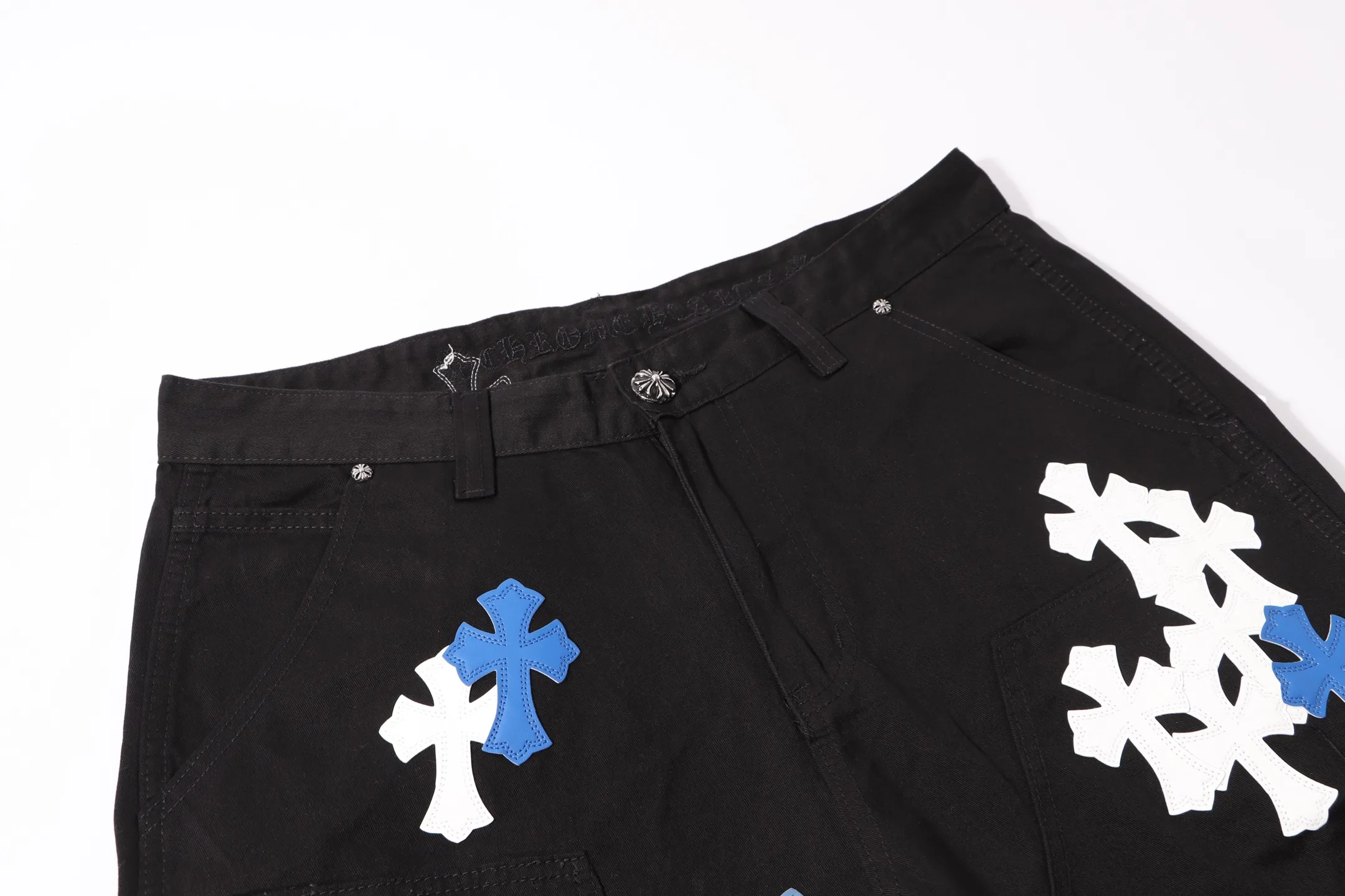 P260 Style number: H34 Croxin & 𝐂𝐡𝐫𝐨𝐦𝐞 𝐇𝐞𝐚𝐫𝐭 ss25 black white grain leather denim workwear logging pants. Styles with different washed textures are very friendly to people with thin legs. The slightly flared version perfectly modifies the leg shape. The timeless and moderate length makes it easy to match and match. It is the basis for various styles and is a must-have in your wardrobe! The fabric is stiff but also makes the upper body soft without losing texture. The washing process is even more perfect. It is a must-have item for everyone! ! ! Washed wheat, hang tag, pants label, three labels complete Color: black Size: 28-30-32-34-36